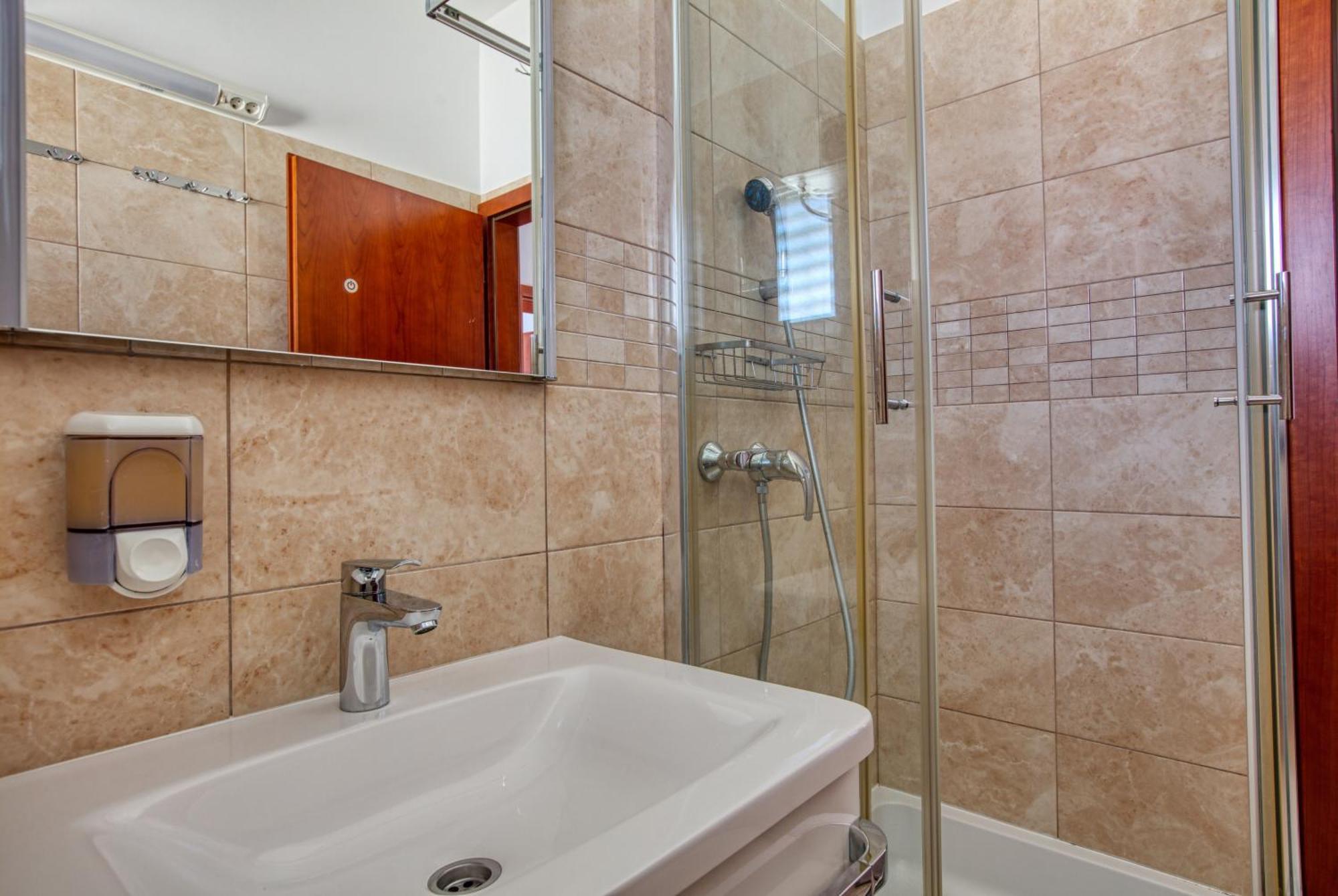 Family Friendly Seaside Apartments Brodarica, Sibenik - 4833 Brodarica  Rom bilde