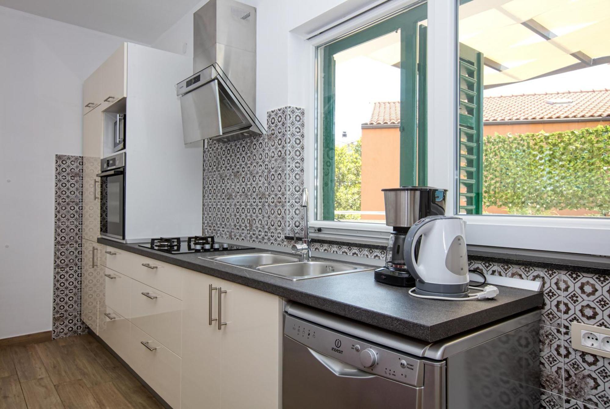 Family Friendly Seaside Apartments Brodarica, Sibenik - 4833 Brodarica  Rom bilde